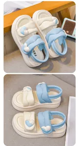 Detailansicht der blau-weißen Plateau-Sandalen für Mädchen mit Herz-Details