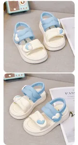 Süße blau-weiße Mädchen-Prinzessin-Sandalen mit dicker Sohle und schönen Herz-Details