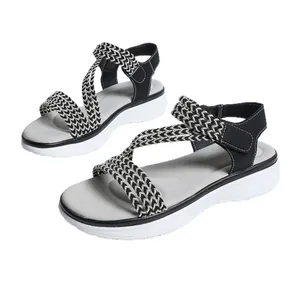Bequeme flache Damen-Strandsandalen mit schwarz-weißen Webriemen und weißer Sohle