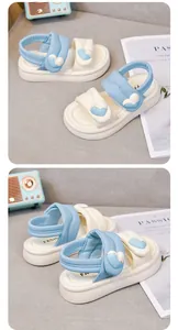 Detailansicht der blau-weißen Plateau-Sandalen für Kinder mit Herz-Dekoration