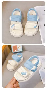 Detailansicht süßer Mädchensandalen mit blauen Herzdekorationen und dicken weißen Sohlen