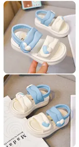Nahaufnahme von Prinzessinnen-Sandalen für Kinder in Blau und Weiß mit Herzmustern und dicker Sohle