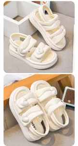 Detailansicht weißer Mädchensandalen mit herzförmigen Schnallen und Plateausohlen