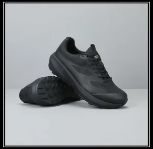 Gedetailleerd zicht op ademende zwarte mesh herensneakers met plateauzool