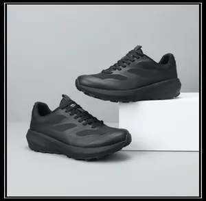 Zwarte herensneakers van mesh met dikke zolen en ademend ontwerp voor zomerse stijl.