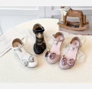 Vista dettagliata di varie scarpe da principessa per bambine con grandi fiocchi di paillettes