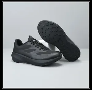 Detail van zwarte herensneakers met dikke zool en ademend mesh met zoolpatroon