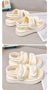 Detailansicht cremefarbene Kinder-Prinzessin-Sandalen mit süßen Herzdekorationen