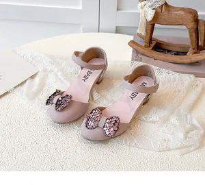 Primo piano di scarpe da principessa rosa per bambine con fiocchi di paillettes