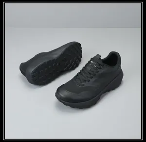 Detailopname van zwarte chunky herensneakers met ademende mesh-texturen en zool.