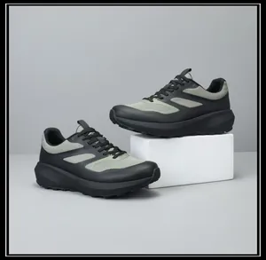 Gedetailleerde weergave van ademende herensneakers in zwart en olijfgroen gaas