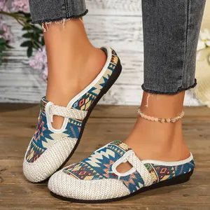 Detailansicht von Ethno-Canvas-Slippern für Damen mit geometrischem Muster und flacher Sohle
