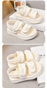 Elegante weiße Plateau-Prinzessinnen-Sandalen für Mädchen mit süßen Herzdetails und Klettverschluss