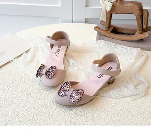 Dettaglio delle scarpe da principessa rosa per bambini con fiocco di paillettes scintillanti