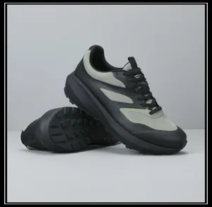 Detailweergave van ademende mesh chunky sneakers voor heren in zwart-groene kleurstelling