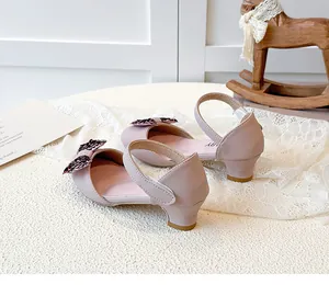 Vista dettagliata delle eleganti scarpe rosa con tacco alto per bambine con paillettes