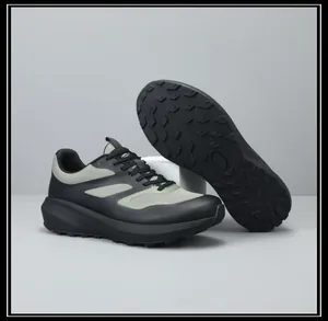Detailopname van chunky herensneakers met ademend mesh en een robuuste antislipzool