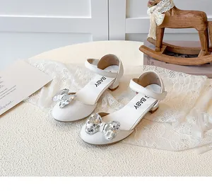 Eleganti scarpe da principessa bianche per bambina con fiocco di paillettes luccicanti
