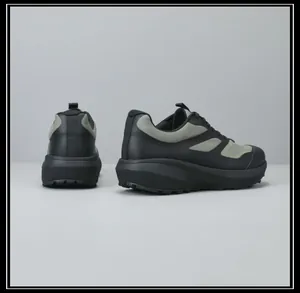 Professioneel zij- en achteraanzicht van zwart en olijfgroen mesh chunky sneakers voor heren.