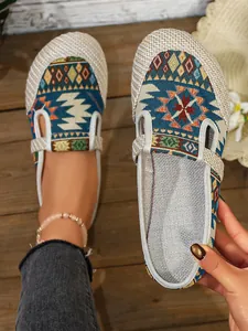 Detailansicht der Canvas-Slipper mit Ethno-Muster, Innenfutter und Webstruktur sichtbar