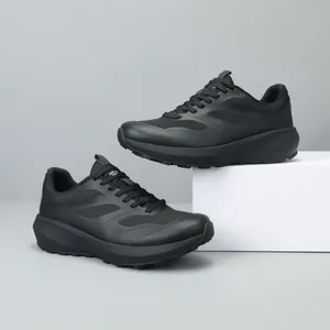 Zwarte heren sneakers met dikke zool, ademend mesh en lichtgewicht sportief ontwerp.
