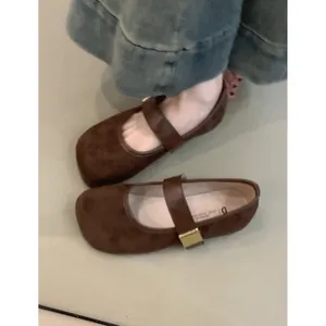 Elegantes zapatos Mary Jane planos de ante marrón con punta redonda y hebilla dorada