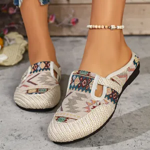 Detaillierte Ansicht von Ethno-Stil Canvas-Mules mit gewebter Textur und Musterdesign