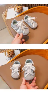 Vue détaillée de baskets argentées pour filles avec un nœud en dentelle élégant