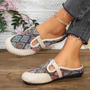 Detailaufnahme von Ethno-Stil Canvas-Slippern mit bunten Mustern und gewebter Struktur