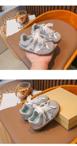 Vues détaillées de baskets argentées pour filles avec dentelle et nœuds en ruban blanc.