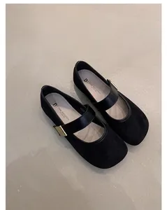 Elegantes bailarinas Mary Jane de ante negro con punta redonda y hebilla dorada