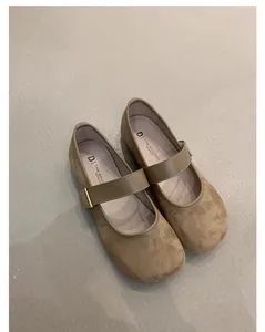 Vista detallada de los zapatos Mary Jane planos de ante caqui con elegante punta redonda