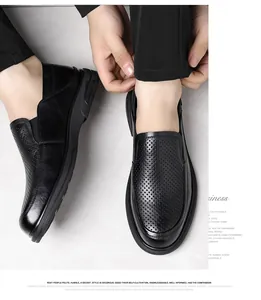 Nahaufnahme der schwarzen, gelochten Herren-Loafer aus Leder für Business-Casual.