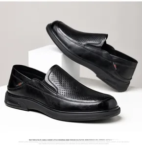 Detailansicht schwarzer perforierter Herren-Loafers mit feiner Textur und Design