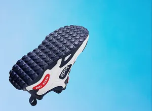 Detailweergave van waterdichte leren hardloopschoen voor kinderen met antislip nopjeszool