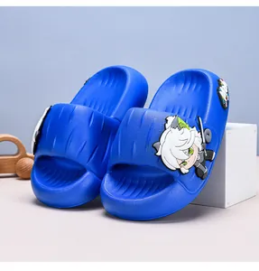 Visuale ravvicinata di ciabatte blu antiscivolo per bambini con personaggio anime