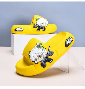 Dettaglio delle pantofole gialle per bambini con un simpatico personaggio anime