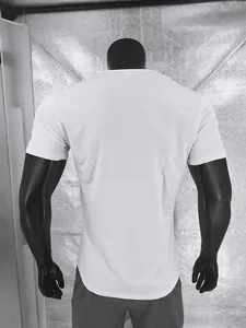 Vista posteriore dettagliata della maglia da uomo bianca con scollo a V ad asciugatura rapida