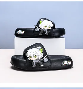 Dettaglio delle ciabatte nere per bambini con decorazione di personaggio anime