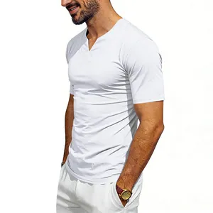 T-shirt da uomo bianca con scollo a V e vestibilità atletica per il comfort estivo.