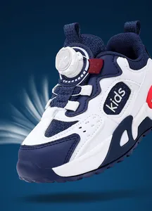 Detailopname van sportsneakers voor kinderen met een handig draaisluiting vetersysteem.