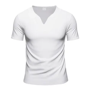 Dettaglio di una maglia bianca da uomo con scollo a V, maniche corte e tessuto ad asciugatura.