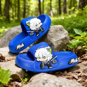 Ciabatte estive blu per bambini con personaggio cartoon e scritta Meh su rocce nel bosco.