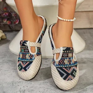Detailansicht ethno Damen-Slipper aus Segeltuch mit gewebtem Muster, flach