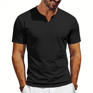 Vista dettagliata di una t-shirt nera da uomo con scollo a V e vestibilità moderna