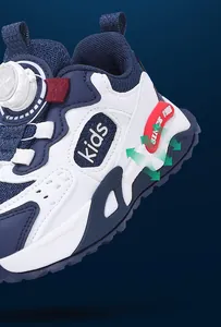 Gedetailleerde macro-opname van kindersportschoenen met BOA-sluiting en ademend materiaal