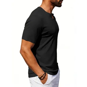 Vista laterale della t-shirt da uomo nera con scollo a V in tessuto traspirante.