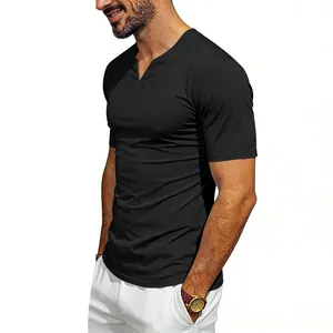 Vista dettagliata della t-shirt da uomo slim fit con scollo a V in colore nero classico