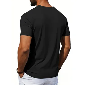Vista posteriore dettagliata di una t-shirt nera a maniche corte in jersey da uomo