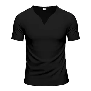 Dettaglio dello scollo a V e della vestibilità di questa t-shirt nera da uomo